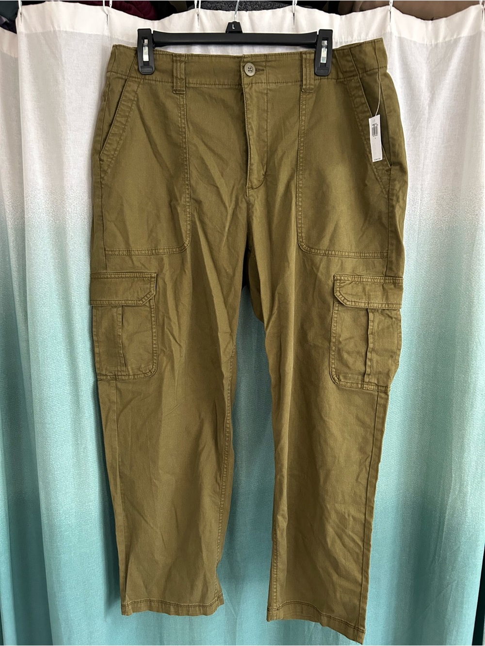 Old Navy Women’s Cargo Pants in Olive